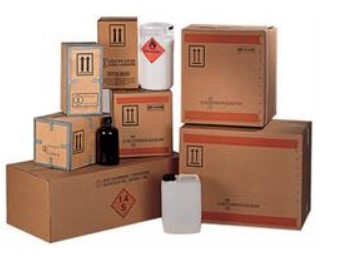 Afbeelding van verpakte gevaarlijke stoffen in dozen en vaten