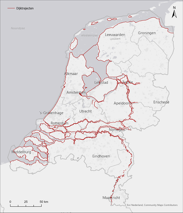 Kaart van Nederland, met hierop te zien: alle dijktrajecten van Nederland (aangegeven met een rode lijn).