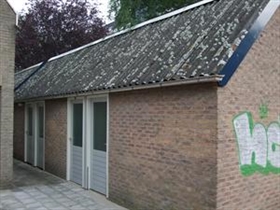 Gebouw met golfplaten