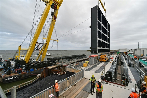 Plaatsing van de nieuwe spuischuiven bij Den Oever