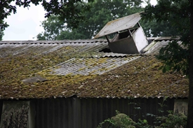 Zwaar verweerde golfplaten dak