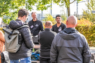 Foto tijdens de mini cursus waarop op een tafel stellingen voor montage van het vuurwerk staan.