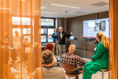 Foto in de zaal met de deelnemers en sprekers Frans en Jeffrey,