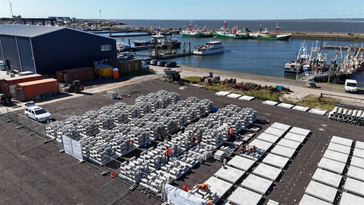 Overzichtsfoto van boven van een haventerrein waarop kunstmatige riffen worden klaargemaakt voor plaatsing.