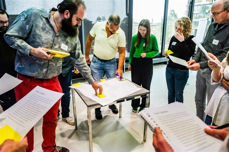 Foto van deelnemers die geeltjes plakken