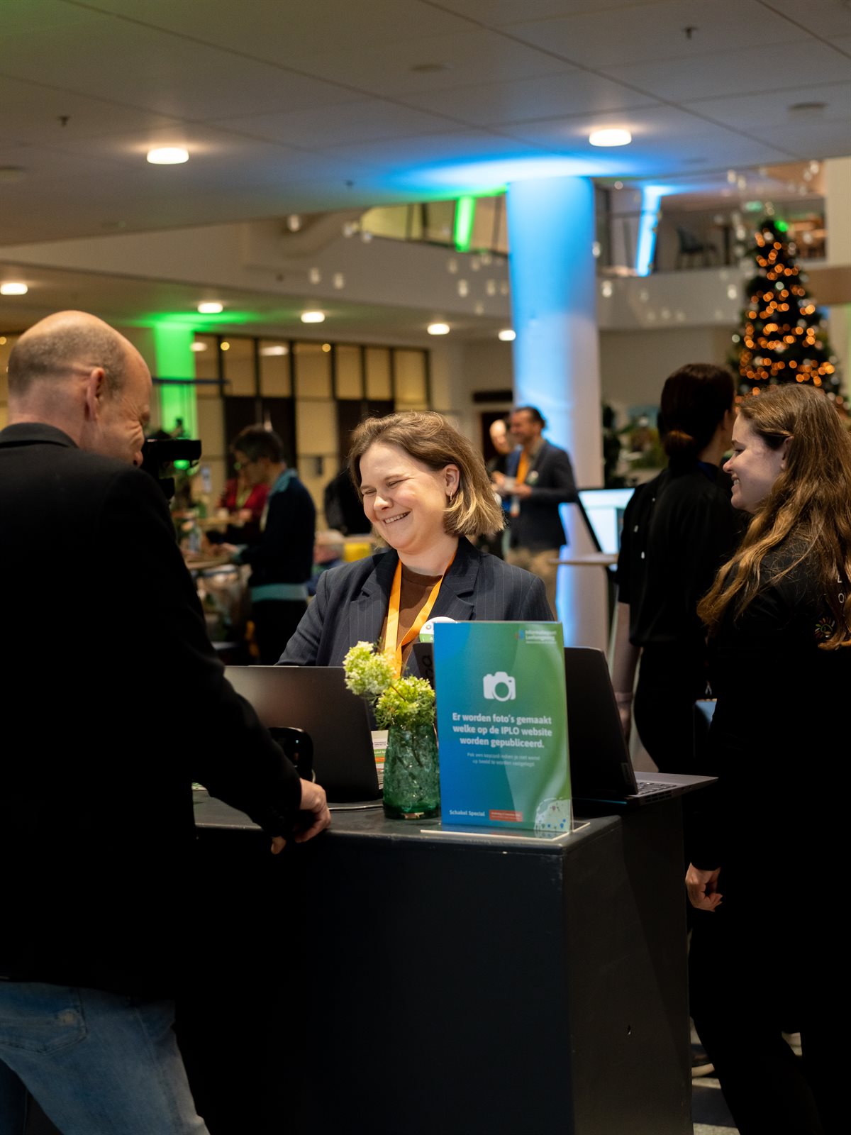 Bezoeker bij registratiebalie Schakel Special