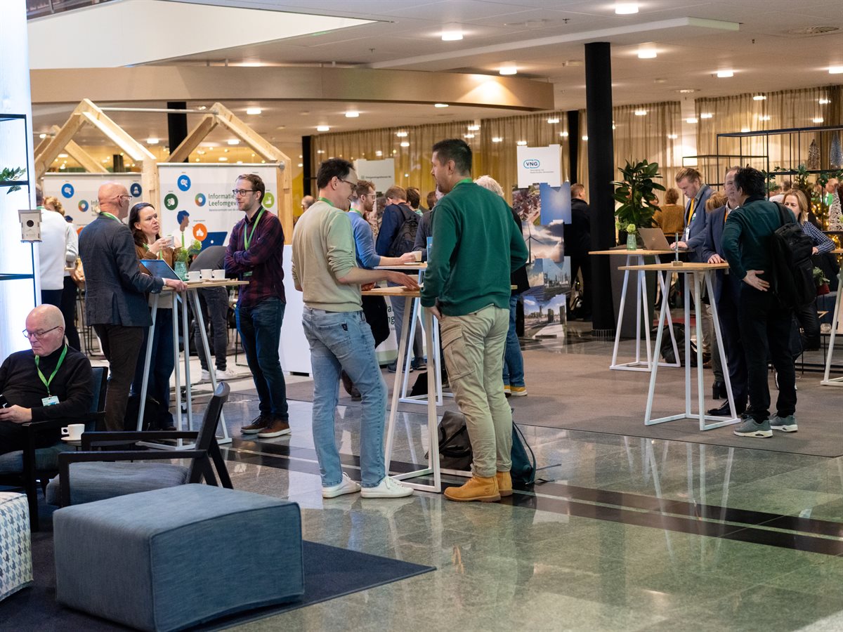 Bezoekers op het netwerkplein Schakel Special