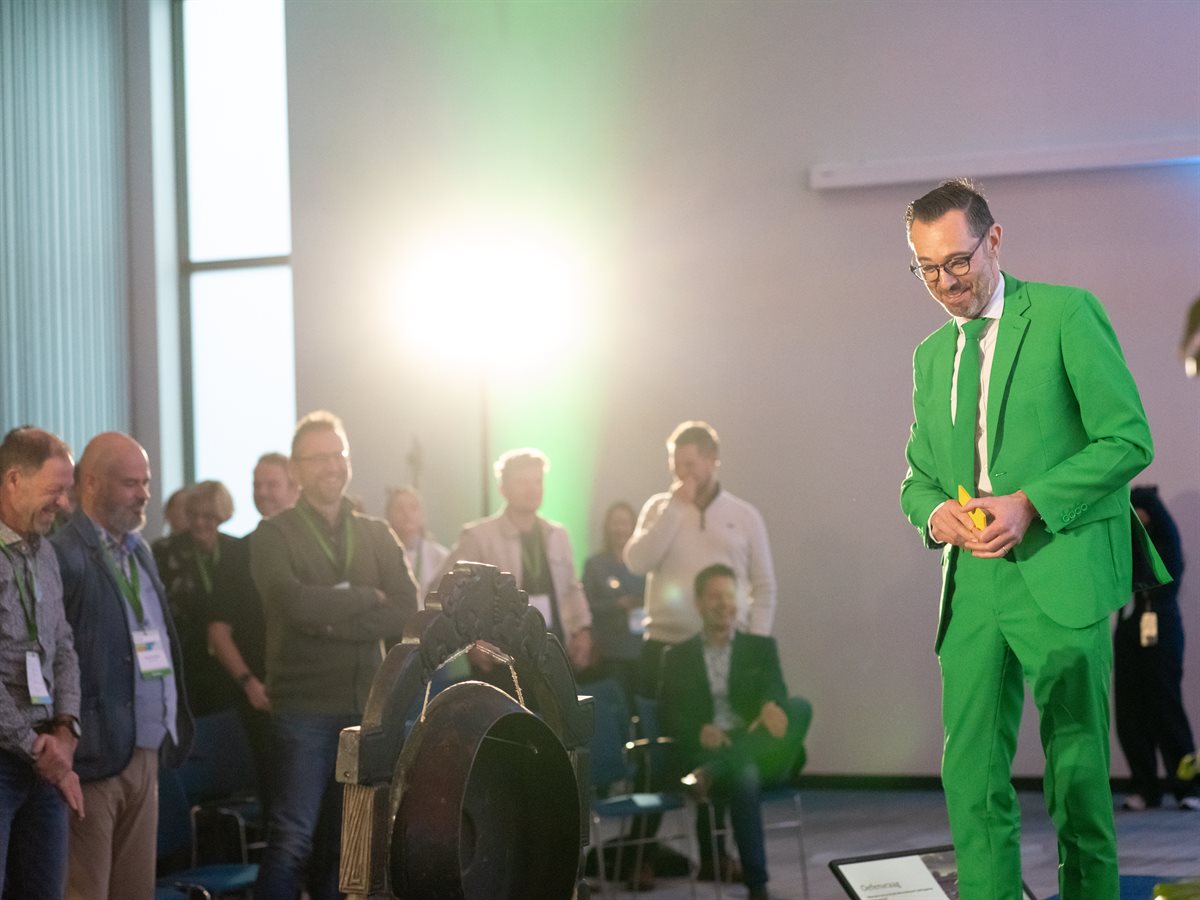 Kennisquiz, beeld van de zaal en presentator