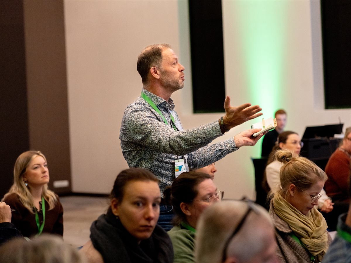 Deelnemer spreekt tijdens kennissessie