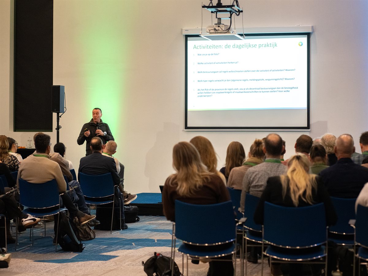 Spreker en zaal tijdens kennissessie
