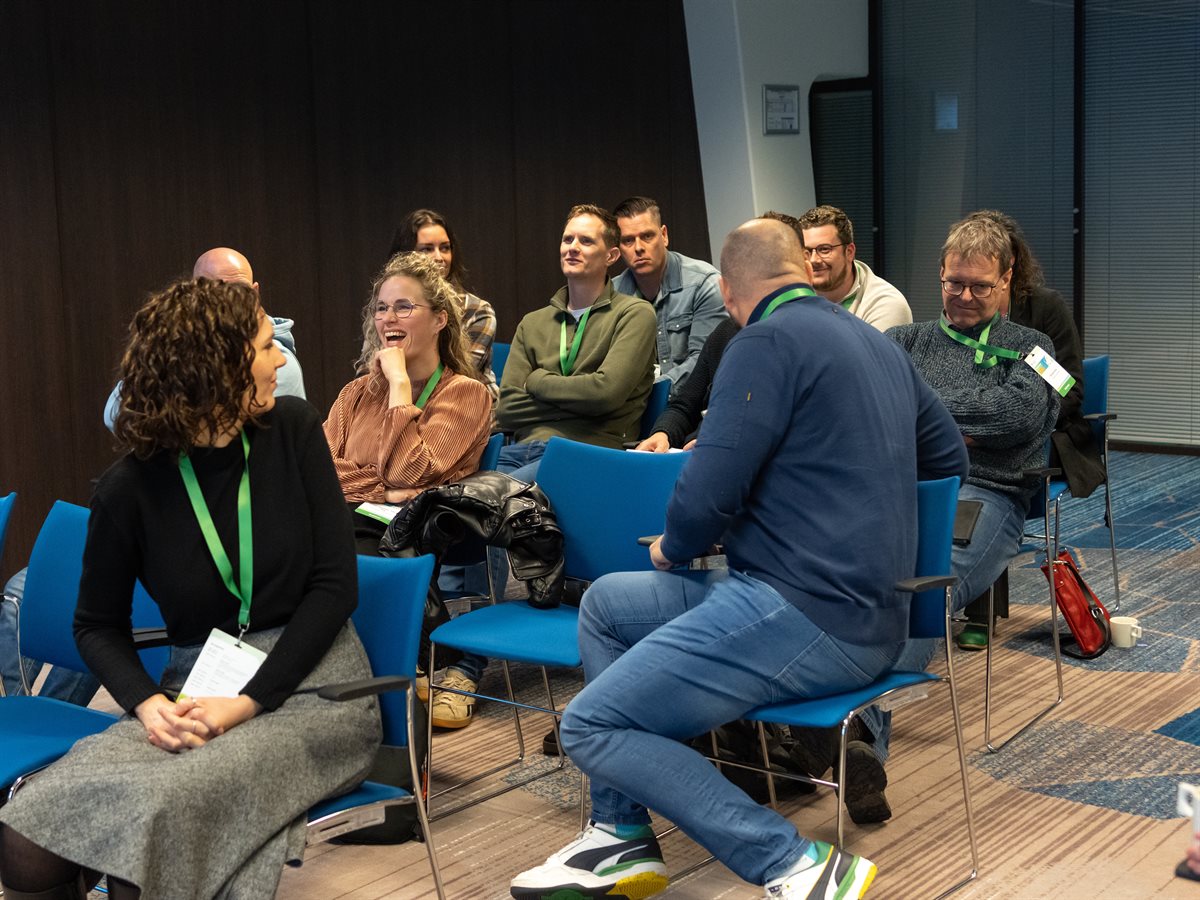 Vrolijke deelnemers tijdens een kennissessie