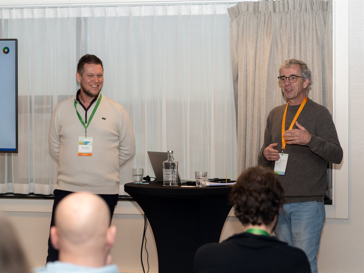 Twee sessieleiders geven uitleg