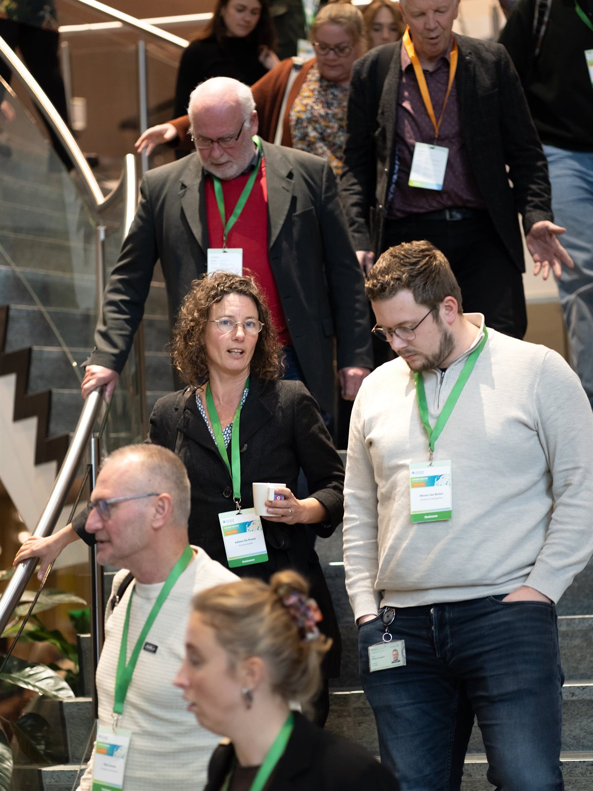 Deelnemers dalen de trap af