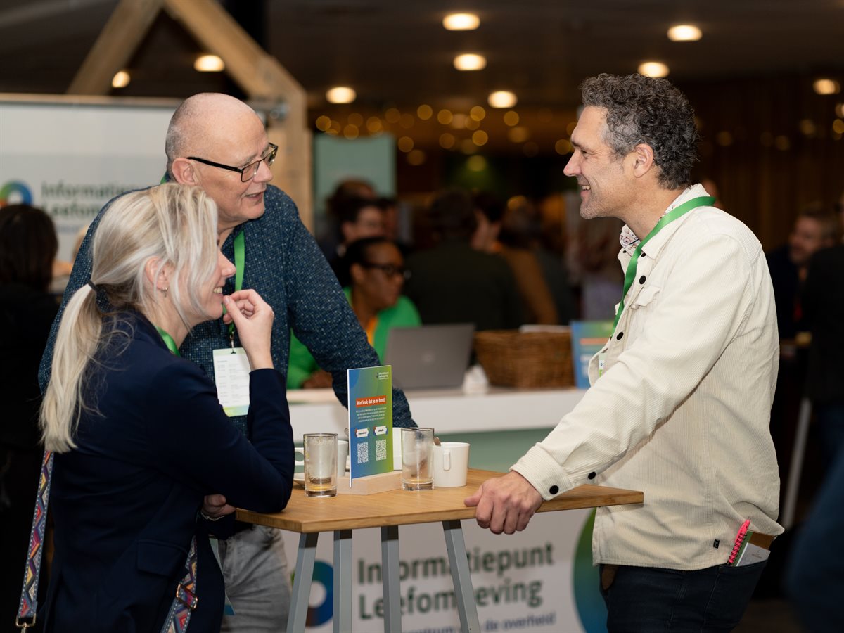 Deelnemers bij informatiestand IPLO