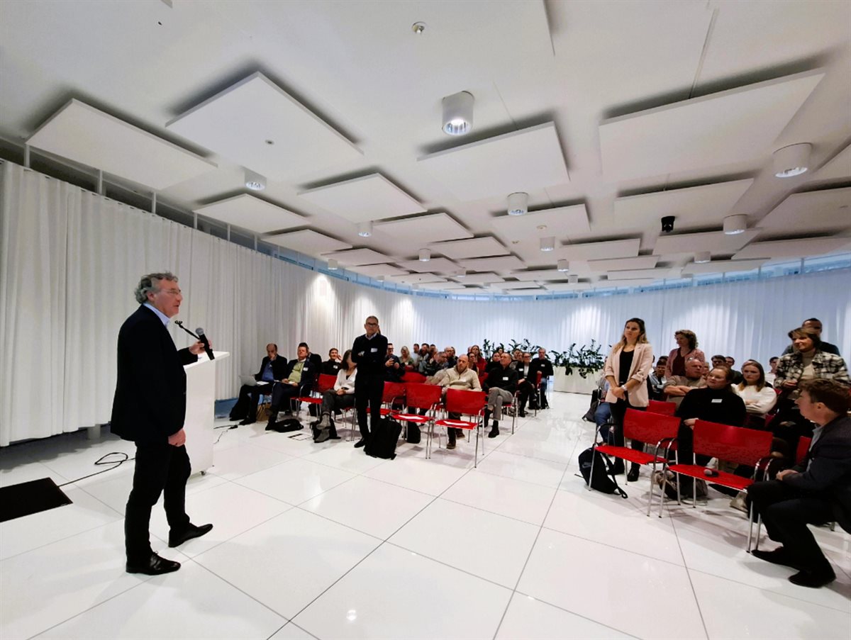 Spreker met microfoon in zijn hand.