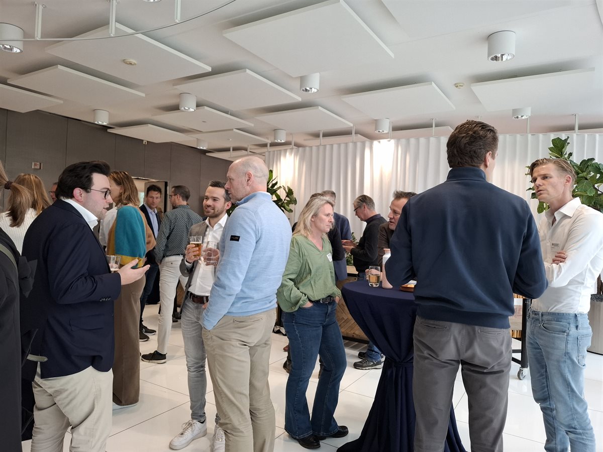 Geanimeerd in gesprek tijdens de pauze.