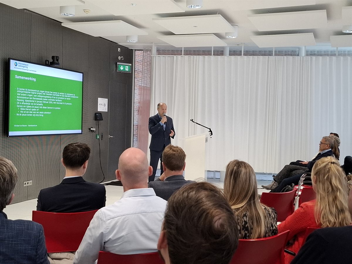 Een van de organisatoren voor een sheet met als kop Samenwerking.