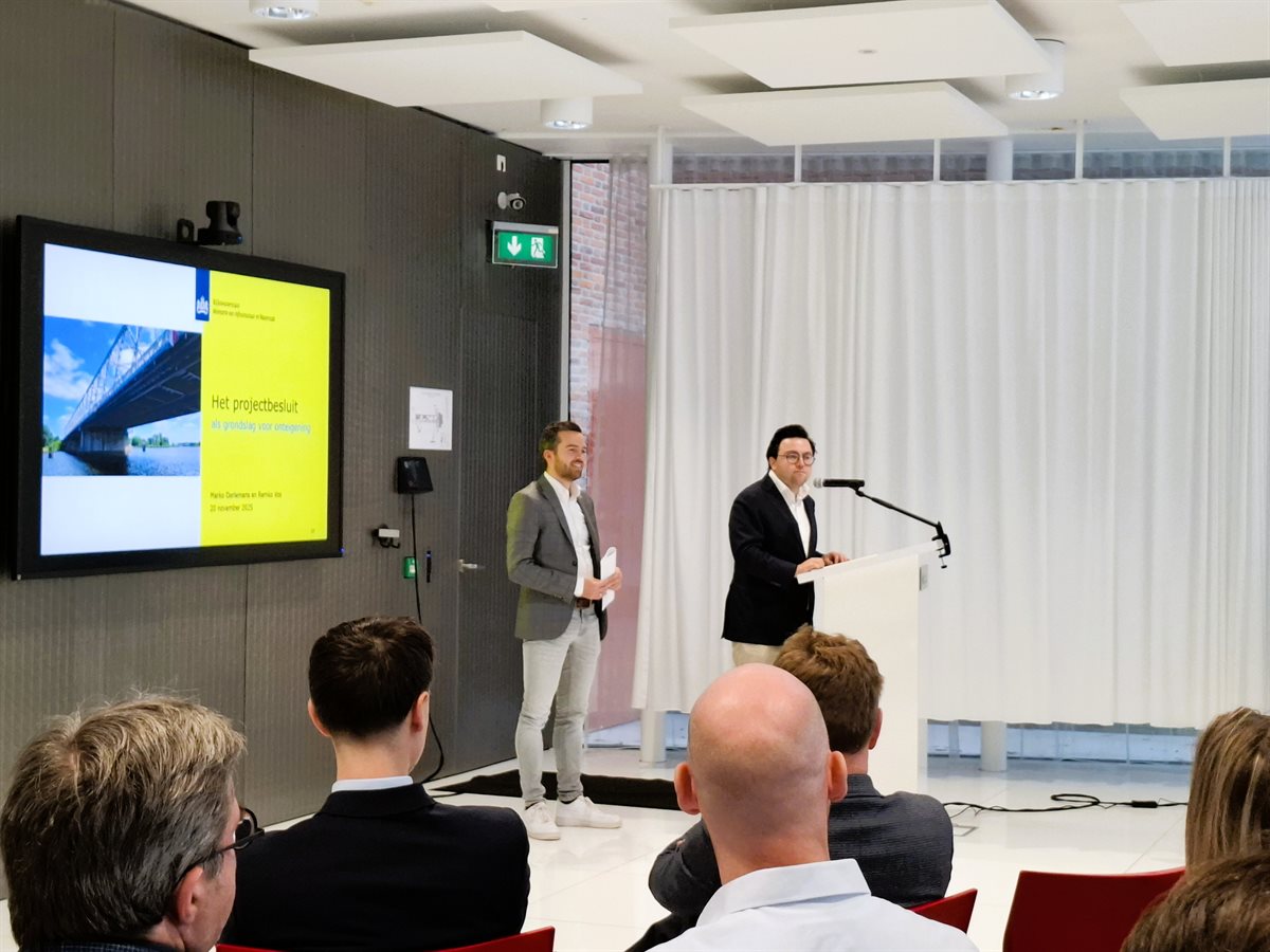 Twee sprekers voor een sheet met als titel Het projectbesluit als grondslag voor onteigening.