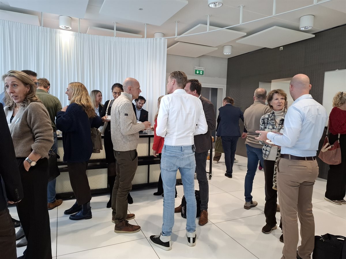 Deelnemers aan de koffie voorafgaand aan de openingswoorden.