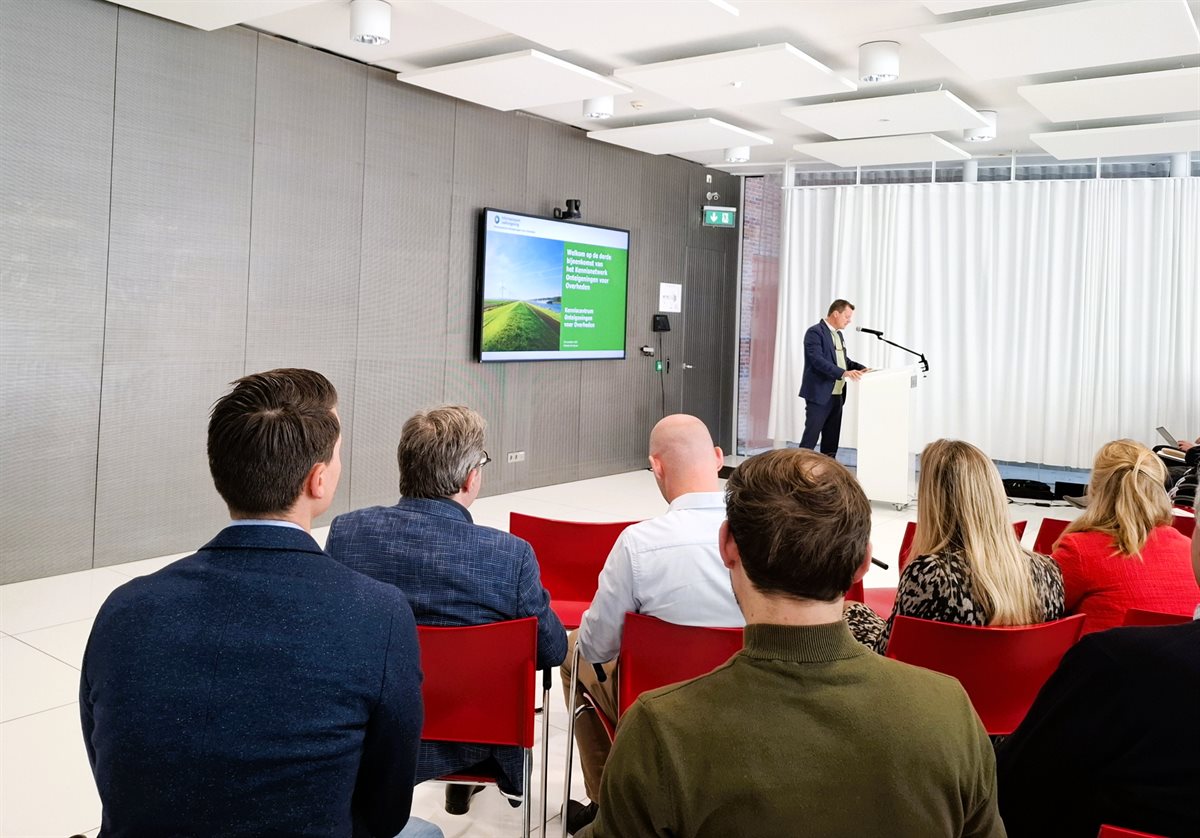 Openingswoord met op de achtergrond: Welkom op de derde bijeenkomst van het kennisnetwerk.