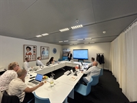 Mensen in een vergadering met een monitor