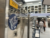 Sticker 'My job is the coolest' op een glasplaat