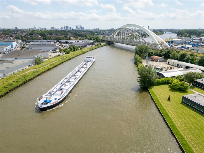 Een boot vaart door de Demkabocht in het Amsterdam-Rijnkanaal