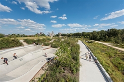 Foto van Spoorzone Tilburg met links in beeld een skatebaan.